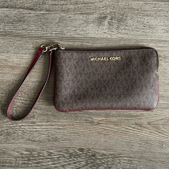 Michael Kors Handbags - Michael Kors Wristlet